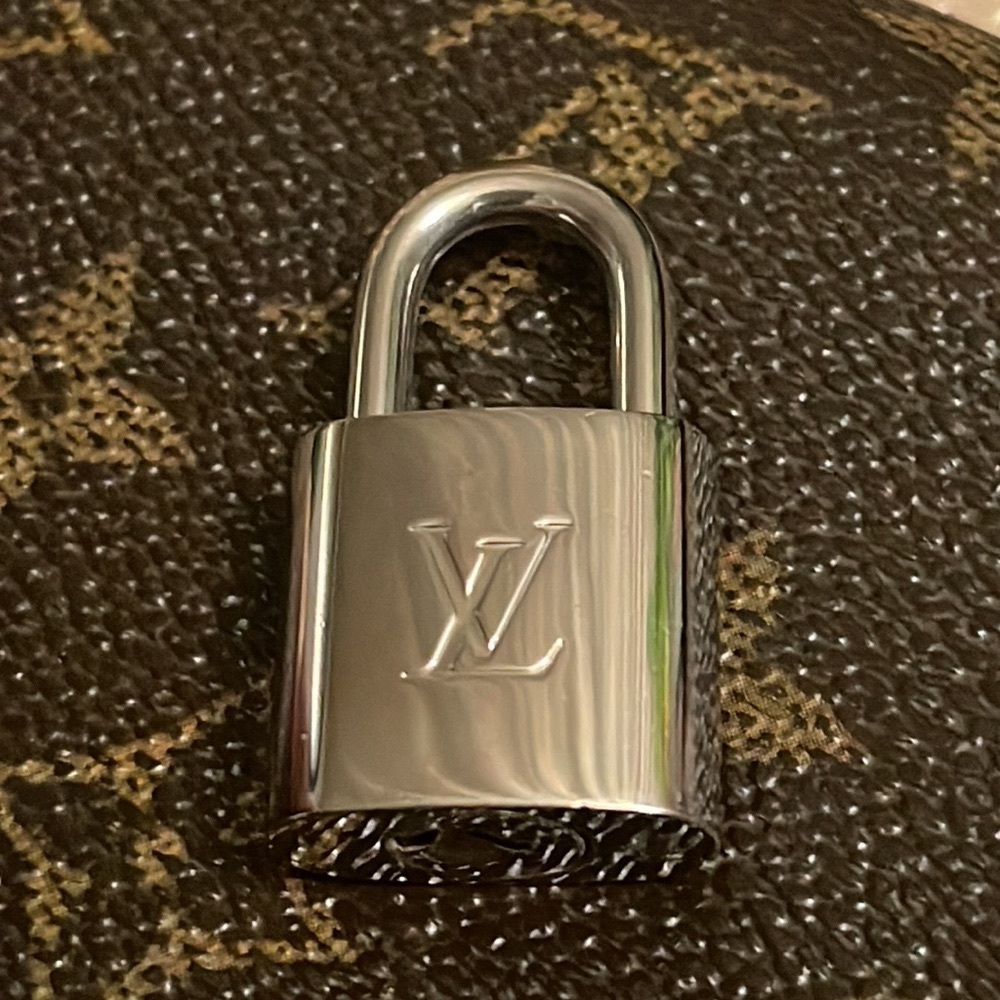 Authentic Louis Silver Lock 448